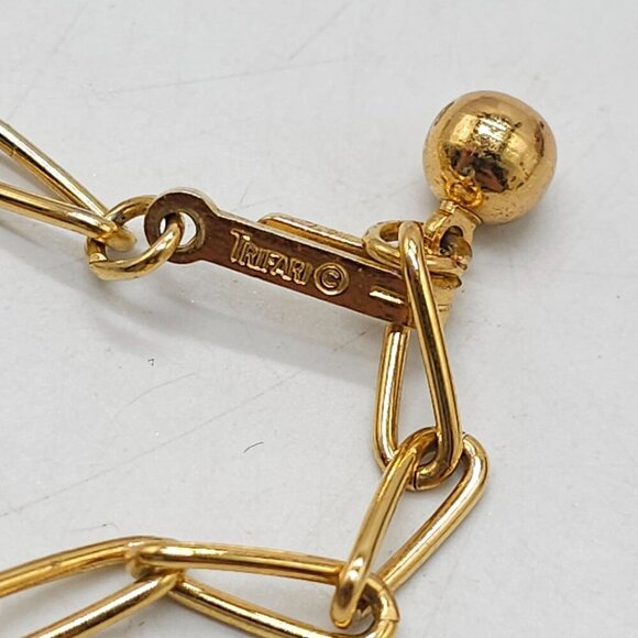 Trifari Mid Century Gold Tone Chain Necklace With Cream Enamel Pendant 16 Inches - Picture 5 of 6